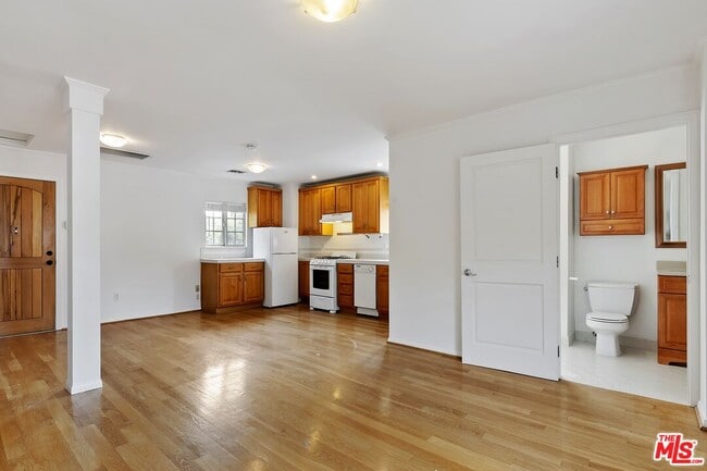 Building Photo - 2026 Glendon Ave
