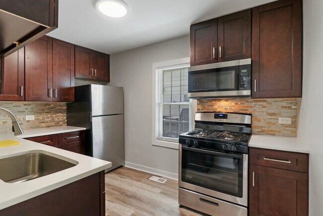 Building Photo - 114 Beachview Dr