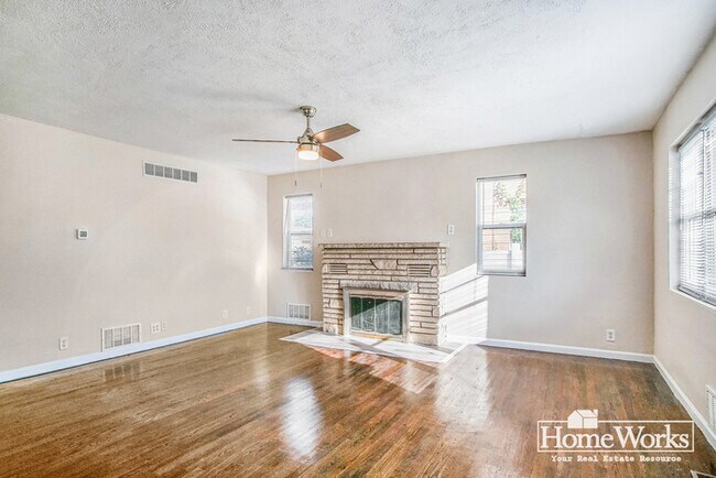 Building Photo - 919 S Twyckenham Dr