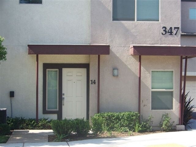 Building Photo - South Escondido 3 bedroom 3.5 Bath Town Home