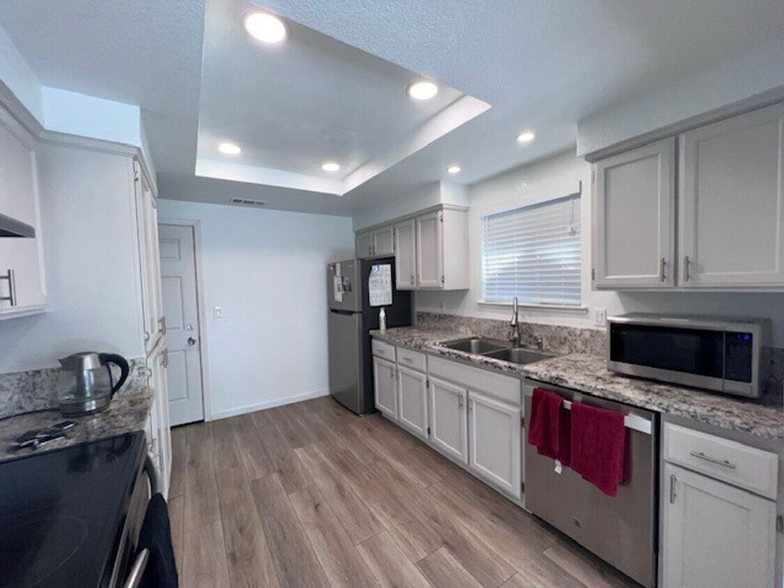 Foto principal - Updated kitchen, laminate floors throughou...