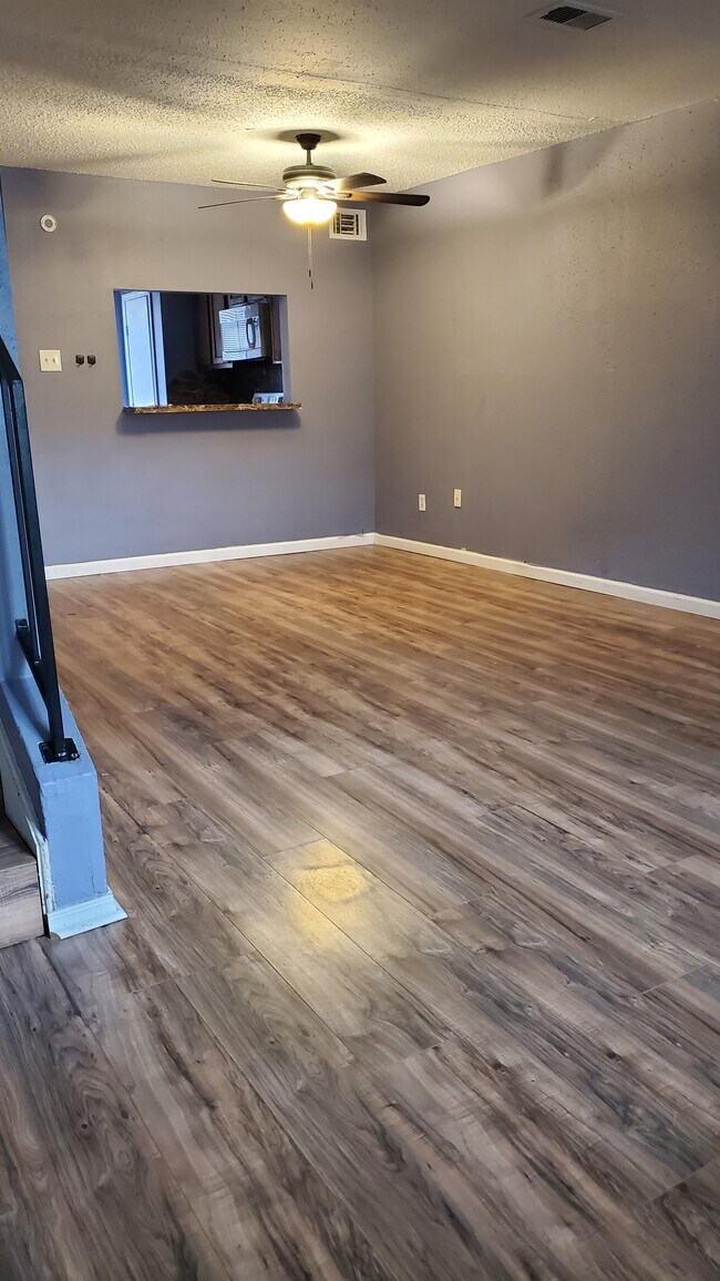 Sala de estar frontal - 15610 Weldon Dr
