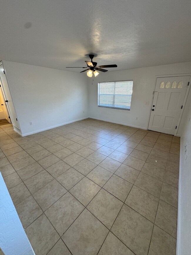 Foto del edificio - 1702 NE 71st St