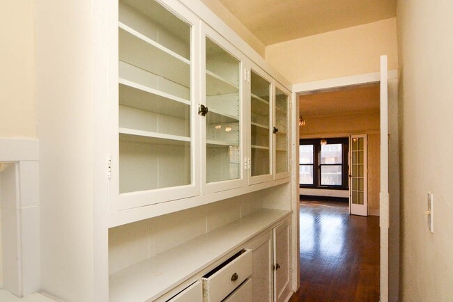 Foto del edificio - 2428 N Sawyer Ave
