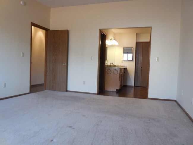 Master Bedroom - 1130 Fontmore Rd