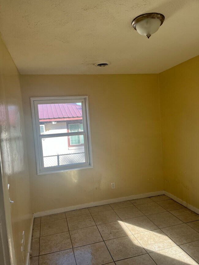 Foto del edificio - 2 Bedroom Home Midfield area