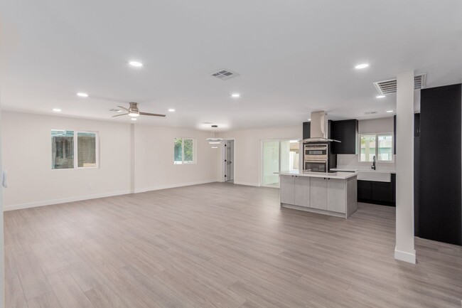 Building Photo - Completely remodeled home in Tempe with sp...