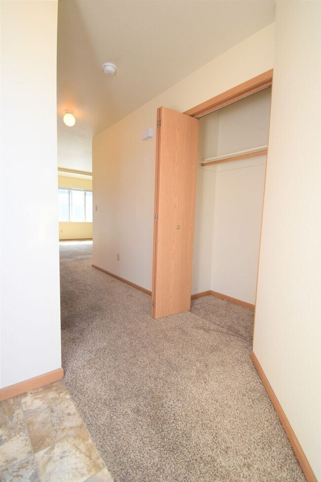 Building Photo - Townhouse style 2bed 1.5bath with attached garage