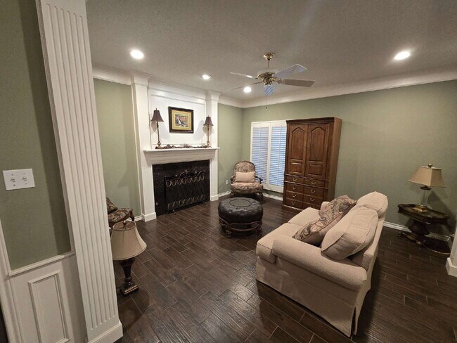 Foto del edificio - "Discover Spacious Comfort: 3-Bed, 2-Bath Gem on 77th Street (furnished)