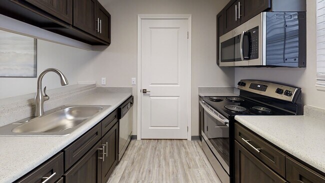 Foto del edificio - Saddle Creek Apartments