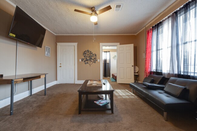 Foto del edificio - 1916 Lamar Ave