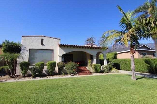 Building Photo - 1747 Oakwood St