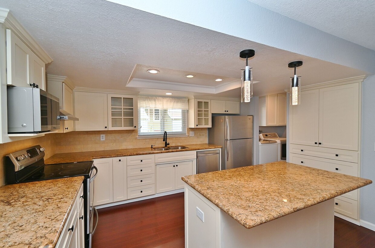 Foto principal - $3,695 - GORGEOUS PARKMONT TOWN HOME IN CE...