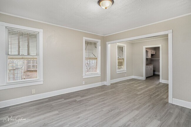 Building Photo - Central Bossier - 2 Bed - New Floors - Fresh Paint