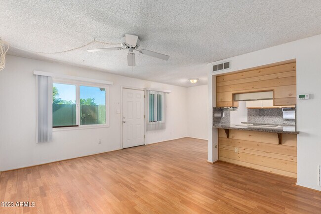 Foto del edificio - 5446 W Sheena Dr