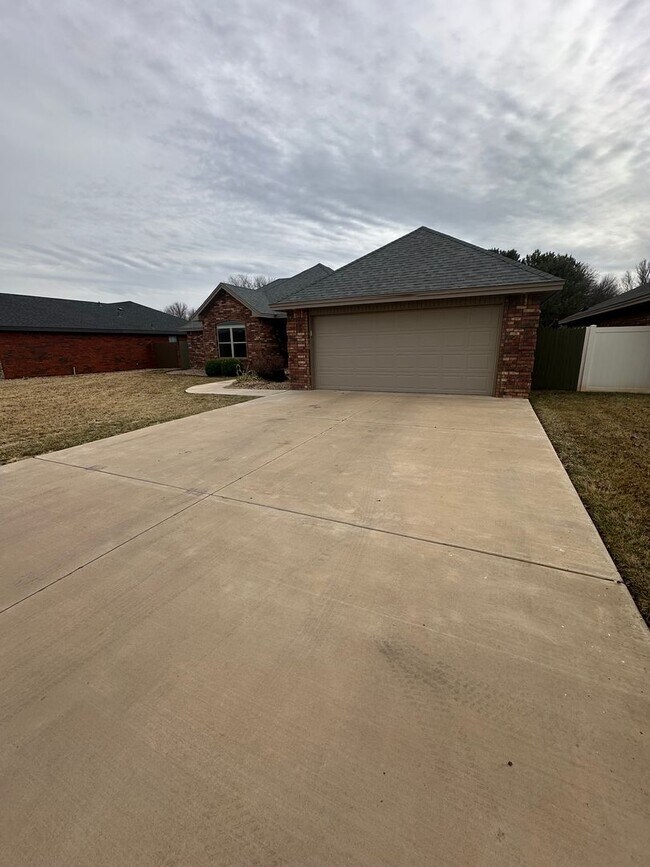 Foto del edificio - Spacious and Stunning 4 Bed Home! Zia School District !