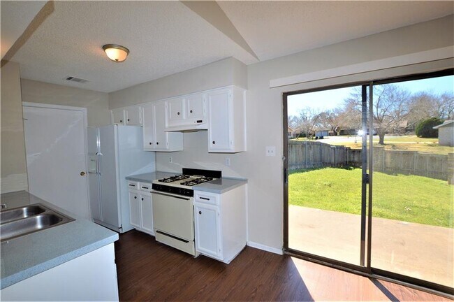 Foto del edificio - 3517 Rollingway Cove