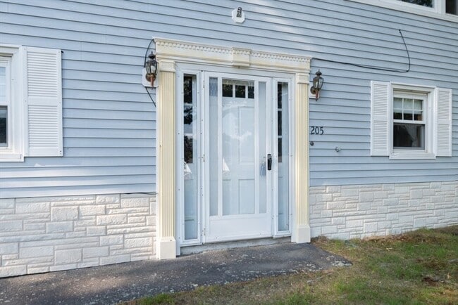 Building Photo - 205 Hardy Pond Rd