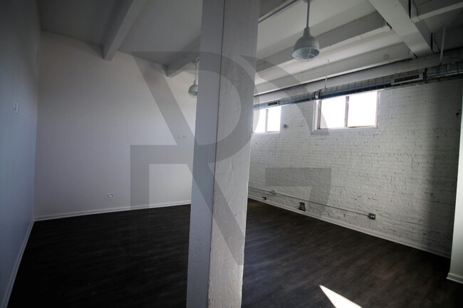 Building Photo - 928 W Dakin St