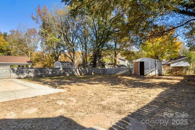 Building Photo - 5116 Carriage Dr Cir