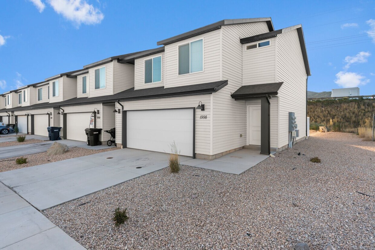 Foto principal - Comfortable and Spacious 4-Bedroom Townhom...