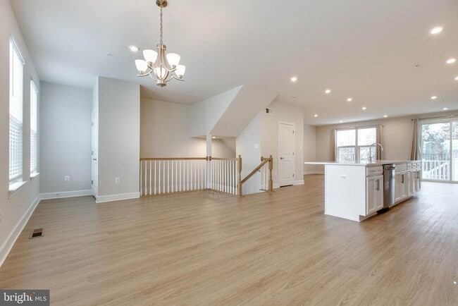 Building Photo - 8369 Meadowood Dr