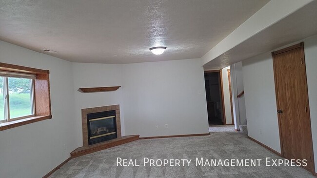 Building Photo - 3205 N Aurora Ave
