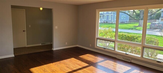 Building Photo - 607 Willow Ln