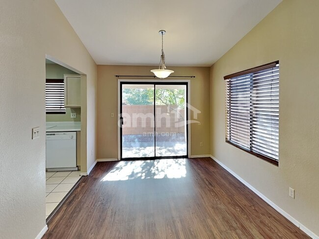 Building Photo - 3031 W Country Hill Dr