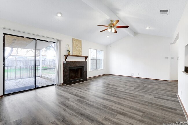 Foto del edificio - 6943 Sunshine Tree Dr