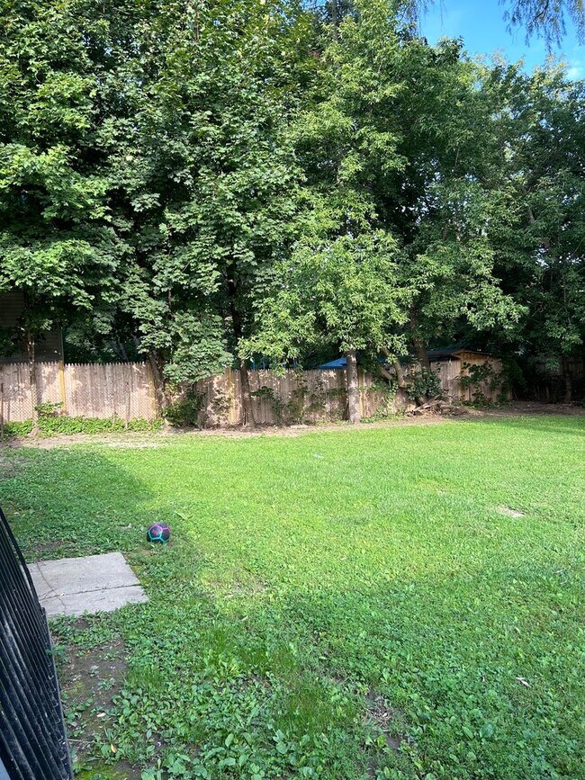 Foto del edificio - Lovely Home! Spacious home! Large front & back yard! Garage!