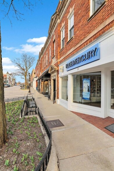 Building Photo - 19 E 1st St