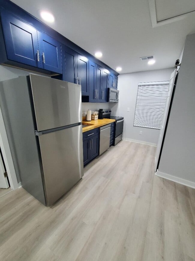 Building Photo - 294 Quick St