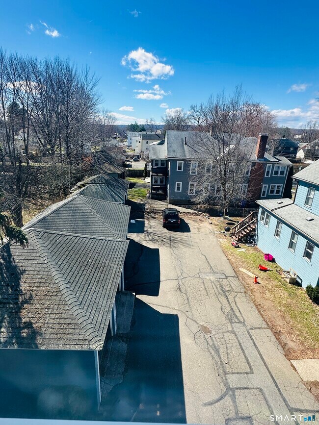 Foto del edificio - 133 Quaker Ln S