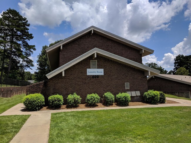 Building Photo - 1031 Pembrook Dr