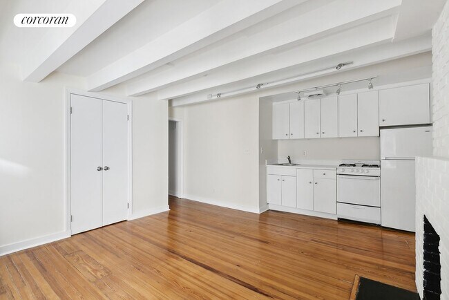 Building Photo - 5 Minetta St