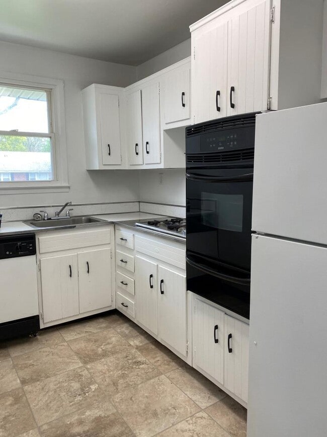 Building Photo - Riverhill Apartments