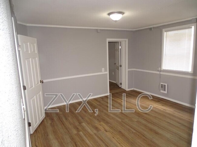 Building Photo - 412 N Lincoln Ave