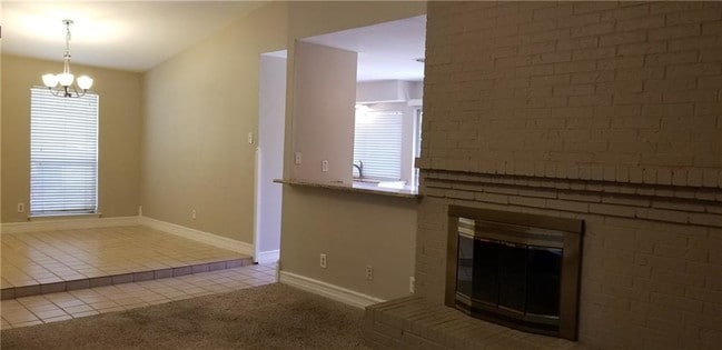 Building Photo - 2413 Village Green Dr