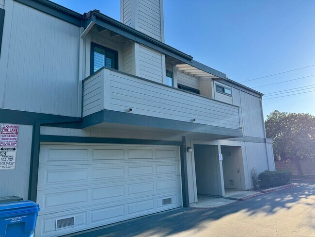 Foto del edificio - Nicely upgraded Townhome is East Simi
