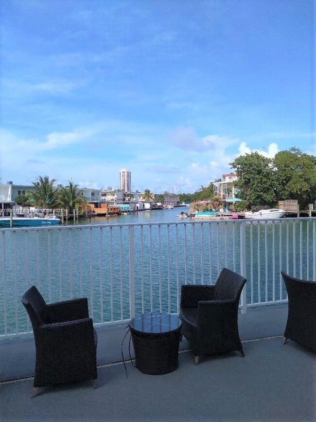 Foto del edificio - 7133 Bay Dr