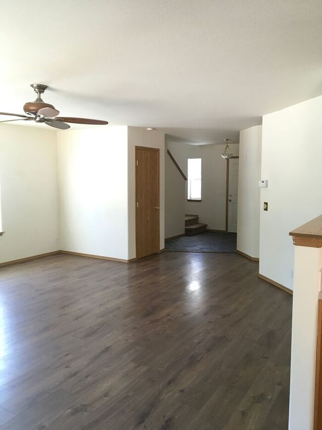 Foto del edificio - Spacious home with large back yard