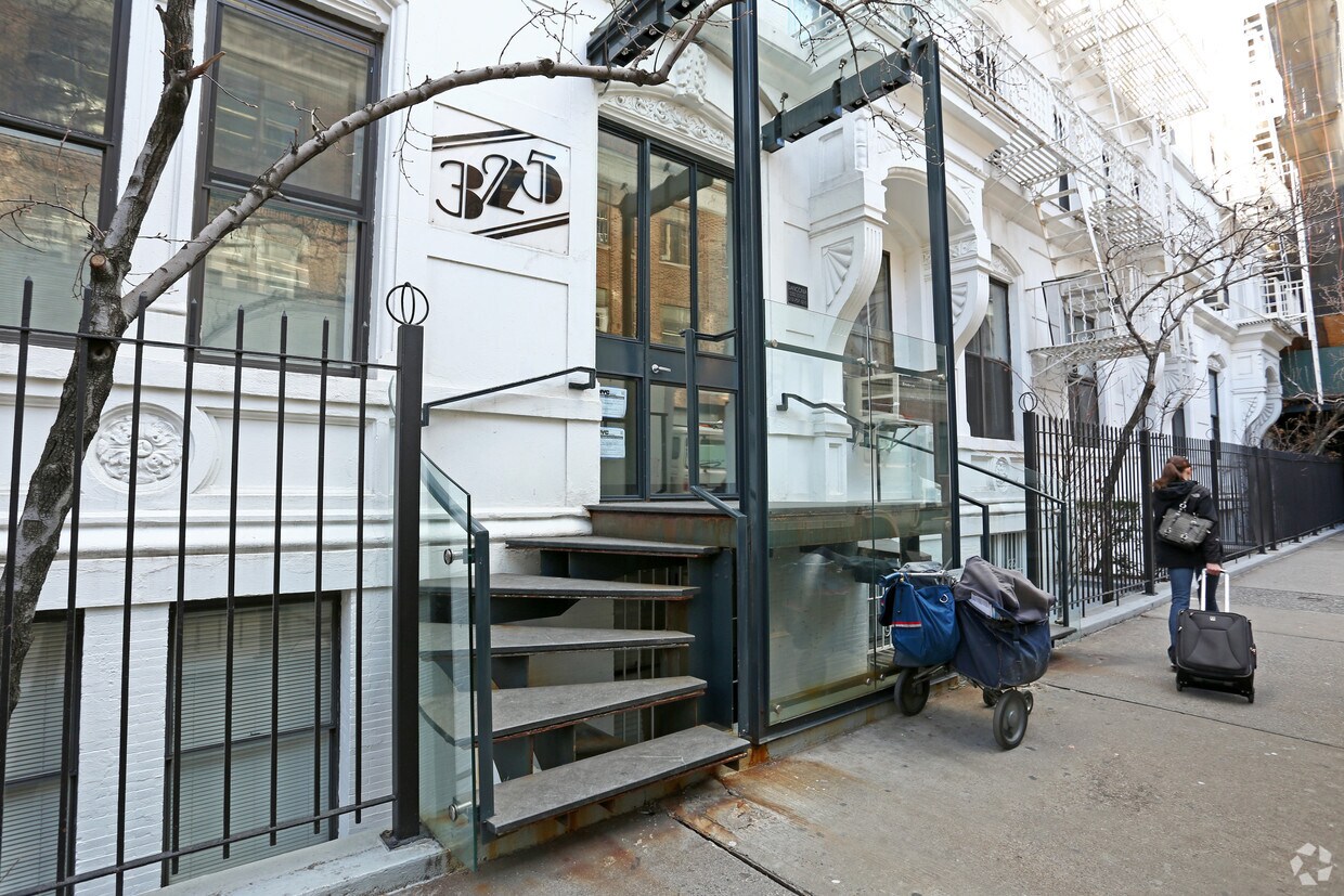 Foto del edificio - 325 W 52nd St