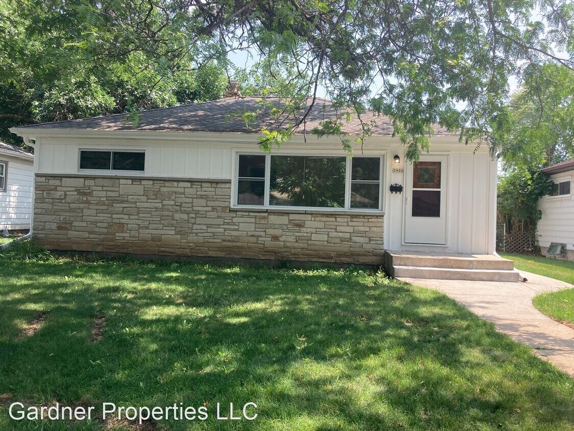 Foto principal - 3 br, 1 bath House - 3900 N 93rd Street