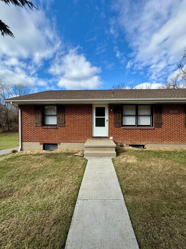 Building Photo - 2 Bedroom, 1 Bathroom Apartment Walk to Virginia Tech and Downtown