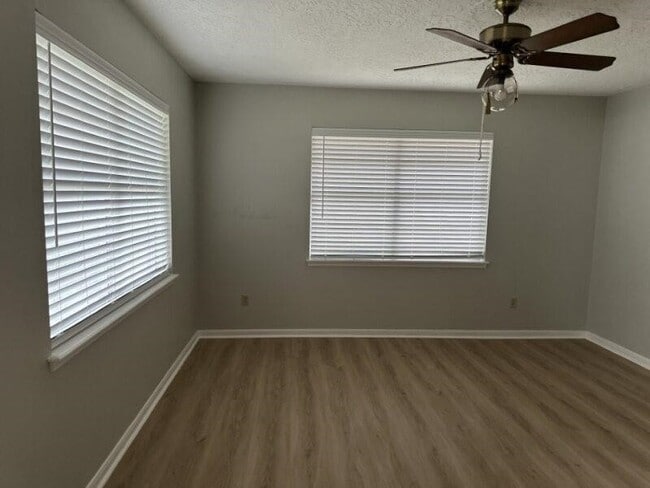 Building Photo - 803 Golf Ct
