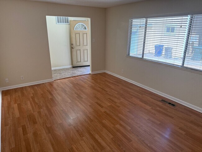 Foto del edificio - 2225 Hillsborough Ct