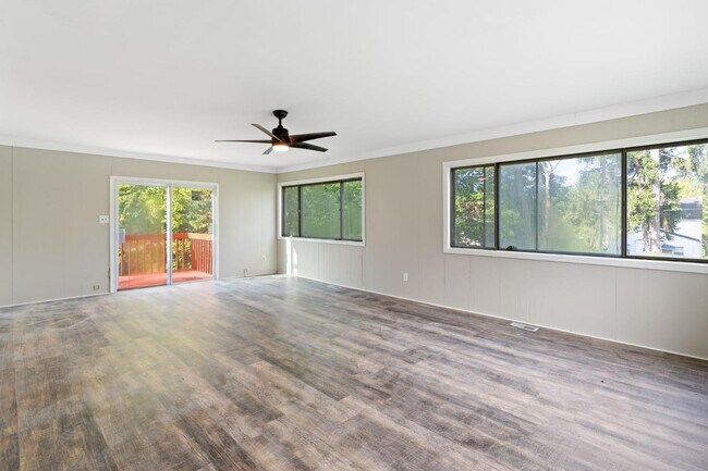 Building Photo - 1114 Roslyn Ave