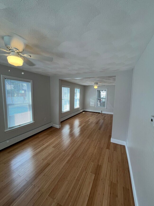 Building Photo - 4 Bedroom 2 Bath Single Family Home