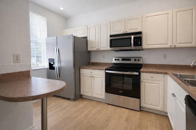 Foto del edificio - 17347 NW 7th Ave